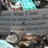 Un cartello recita: �Questo spazio � stato restituito alla natura il giorno 17/10/15. Scatta una foto, fai un bagno, facci l�amore, ma non lasciare nessuna traccia dietro�